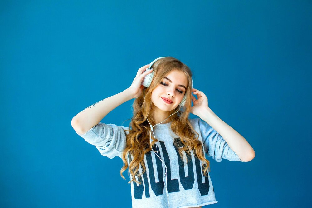 teen+women-wearing-a-headphone-2751115.jpg